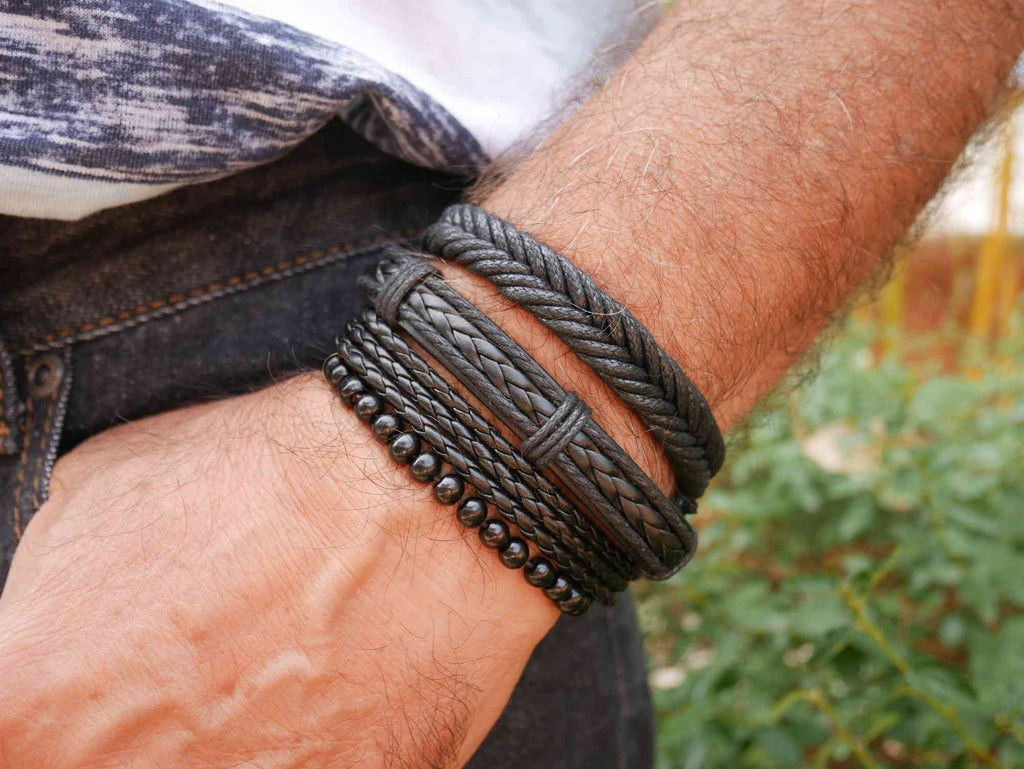 Manchette pour homme. Ensemble de 4 bracelets noirs très tendance.