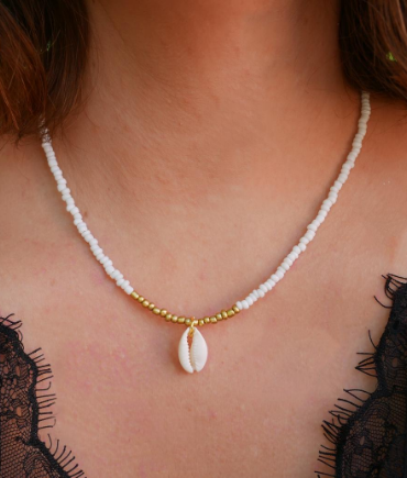 Collier en perles blanches, dorées et coquillage cauri naturel