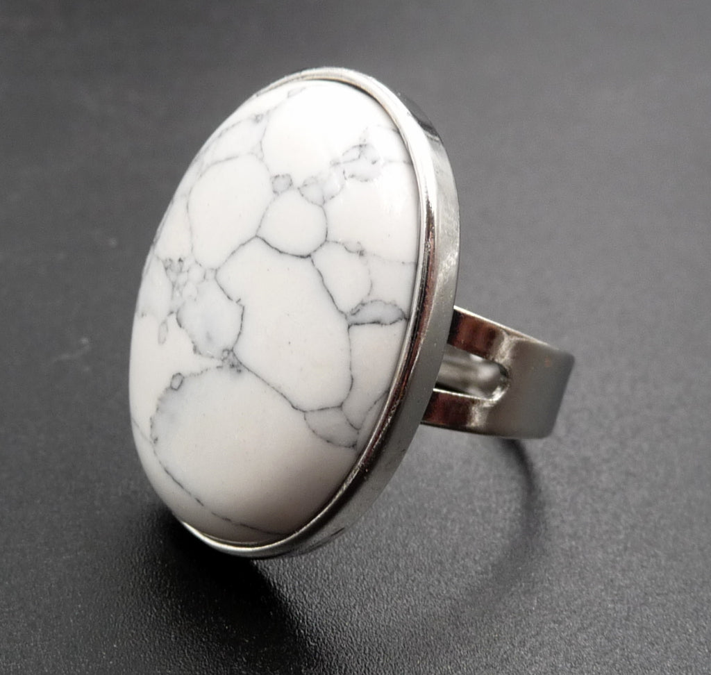 Bague réglable Pierre ovale en Howlite Blanche du Brésil