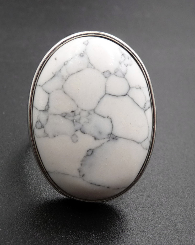 Bague réglable Pierre ovale en Howlite Blanche du Brésil