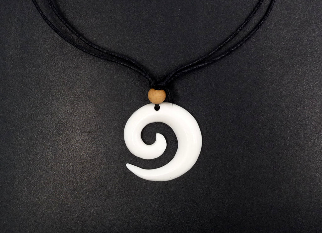 Collier Maori avec pendentif spirale en os de buffle sur cordon ajustable