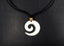 Collier Maori avec pendentif spirale en os de buffle sur cordon ajustable