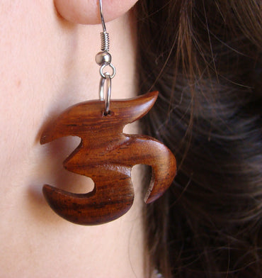 Boucles d'oreilles signe Om Aum en bois