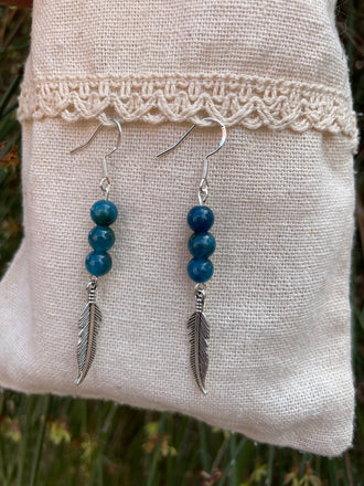 Boucles d'oreilles 3 boules en Apatite naturelle et breloque plume