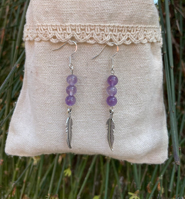 Boucles d'oreilles pendantes à 3 boules en Améthyste naturelle et breloque plume