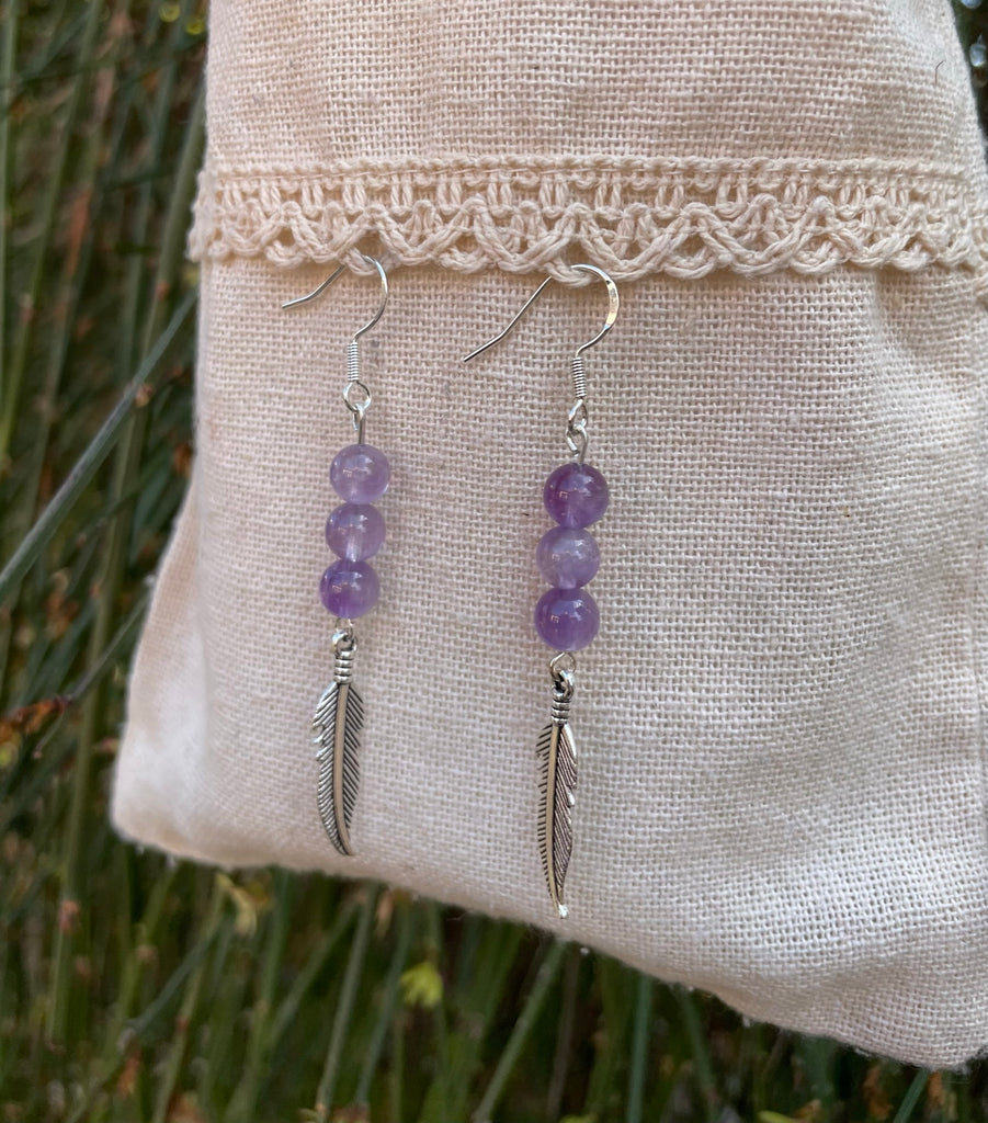 Boucles d'oreilles pendantes à 3 boules en Améthyste naturelle et breloque plume