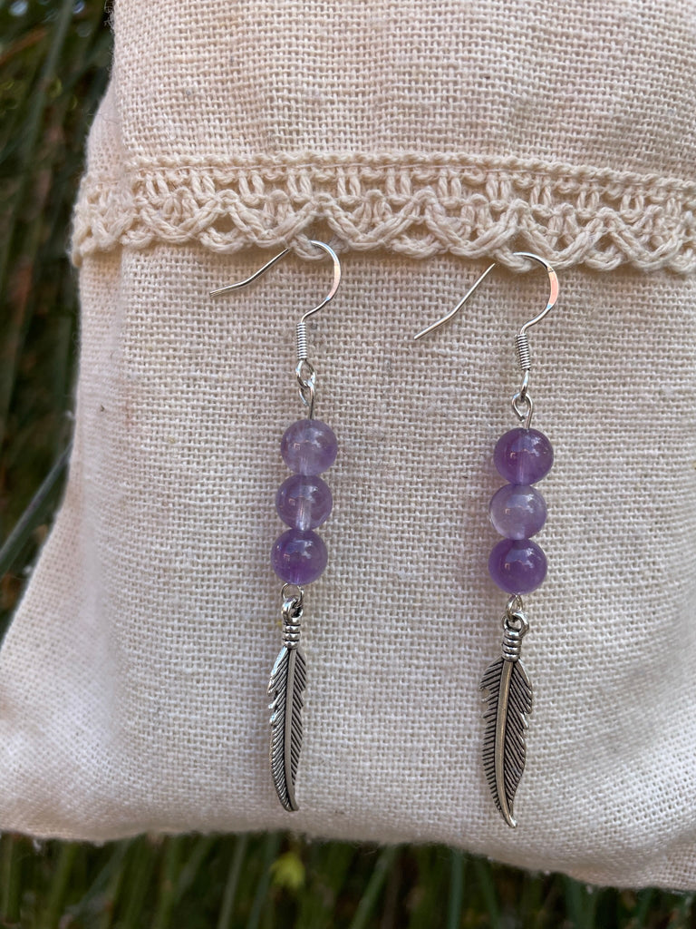 Boucles d'oreilles pendantes à 3 boules en Améthyste naturelle et breloque plume