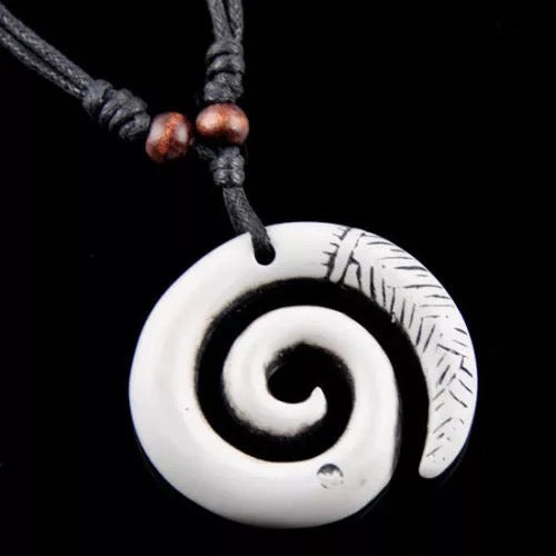 Collier unisexe Maori Koru spirale en poudre d'os de yak