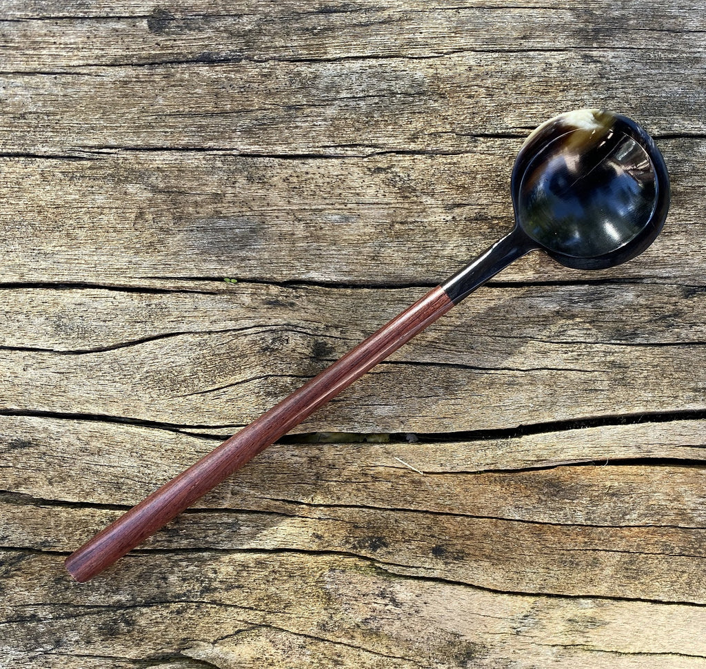 Cuillère en corne de Zébu et bois forme ronde