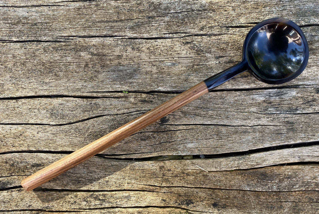 Cuillère en corne de Zébu et bois forme ronde