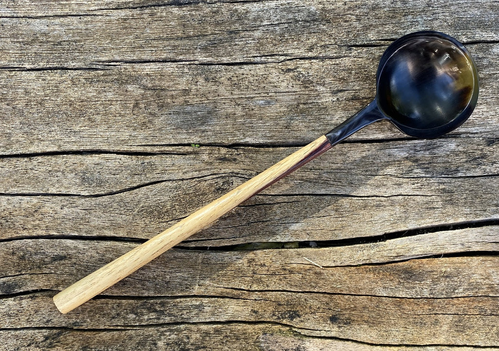 Cuillère en corne de Zébu et bois forme ronde