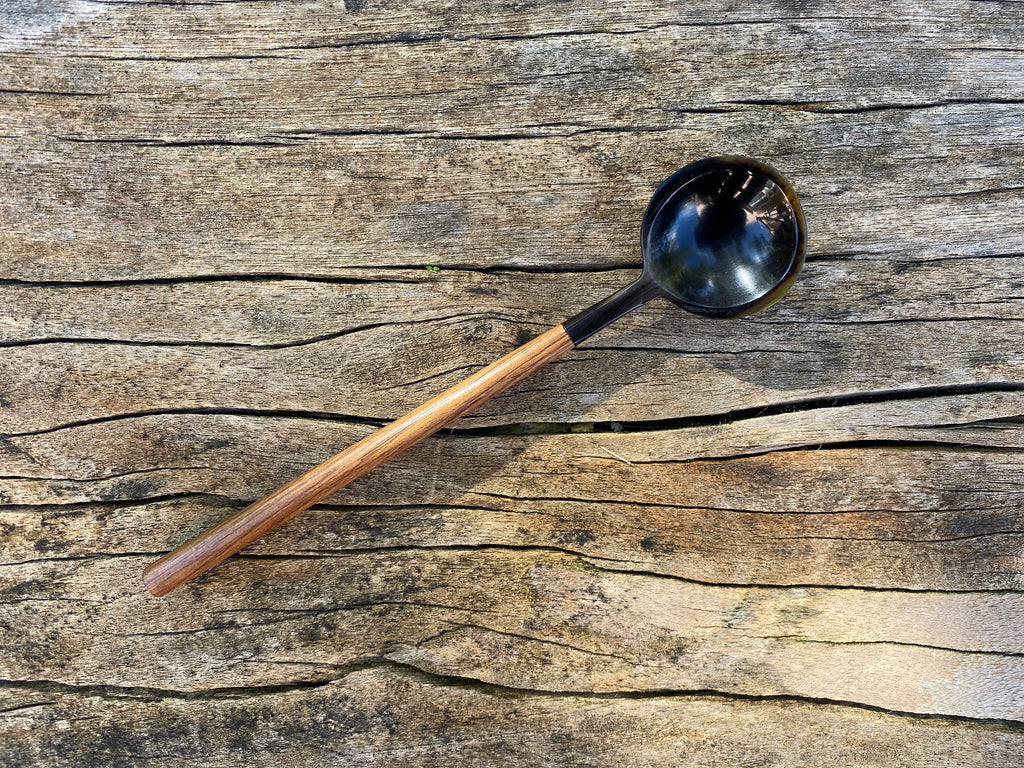 Cuillère en corne de Zébu et bois forme ronde