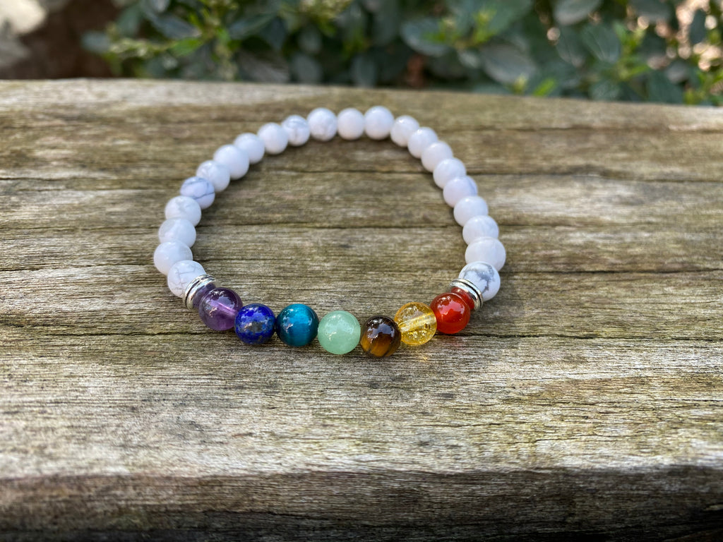 Bracelet élastique 7 chakras en Howlite Blanche et perles argentées