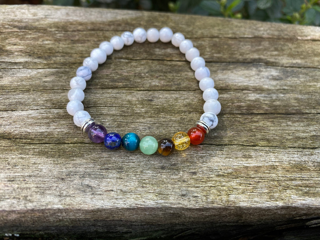 Bracelet élastique 7 chakras en Howlite Blanche et perles argentées