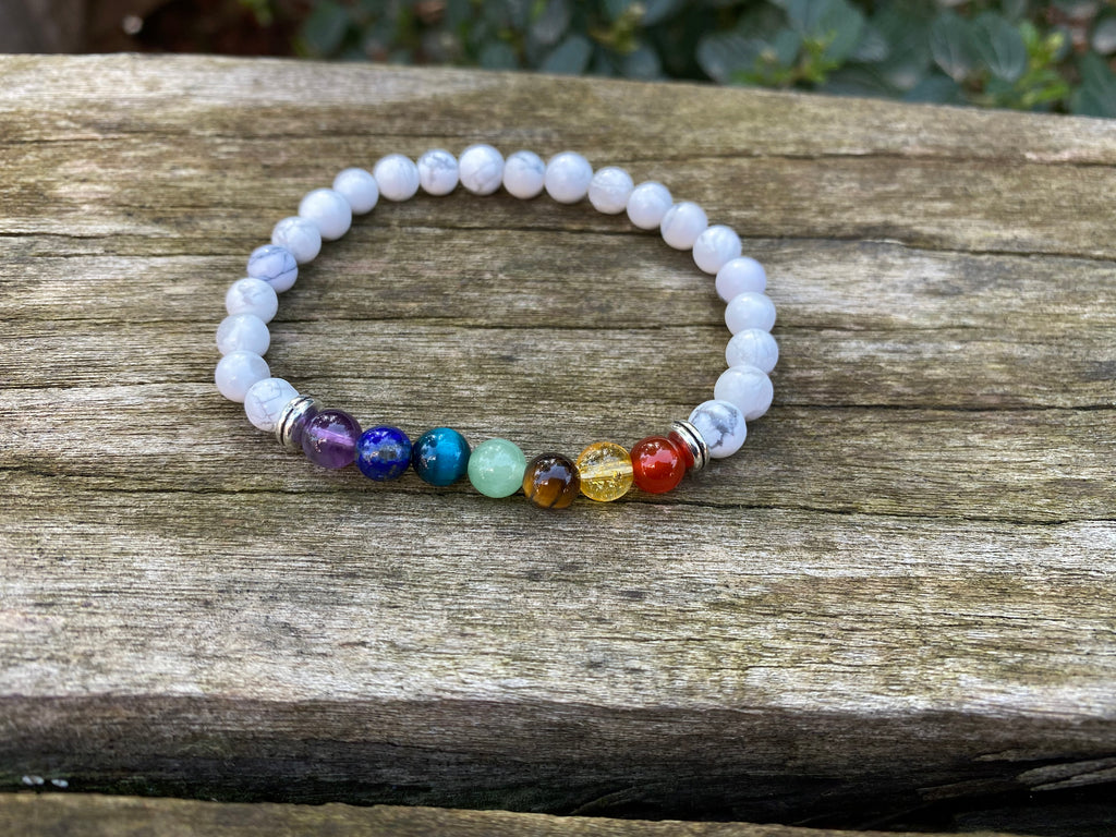 Bracelet élastique 7 chakras en Howlite Blanche et perles argentées