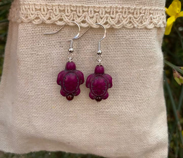 Boucles d'oreilles tortue en Howlite Violette + perle en Grenat