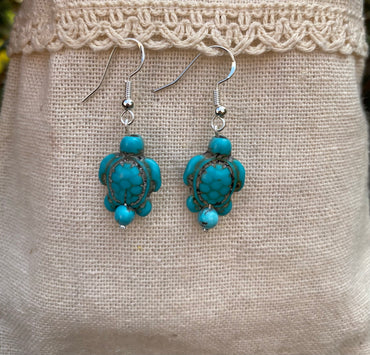 Boucles d'oreilles tortue en Howlite turquoise + perle en howlite