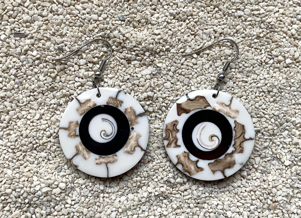 Boucles d'oreilles Gili beiges en nacre et coquillage