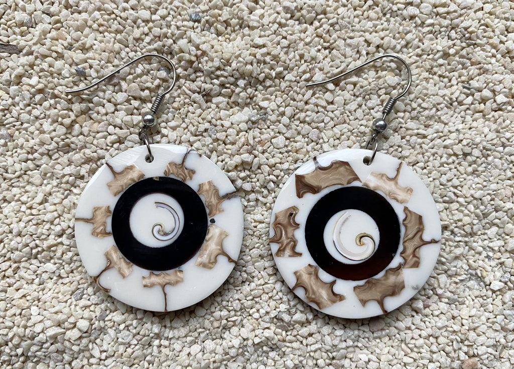 Boucles d'oreilles Gili beiges en nacre et coquillage