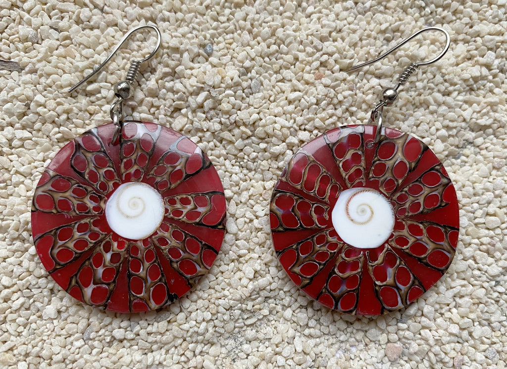 Boucles d'oreilles îles en coquillage rouge et oeil de Sainte-Lucie