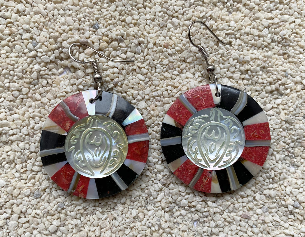 Boucles d'oreilles tortue Maori en nacre de Tahiti et corail