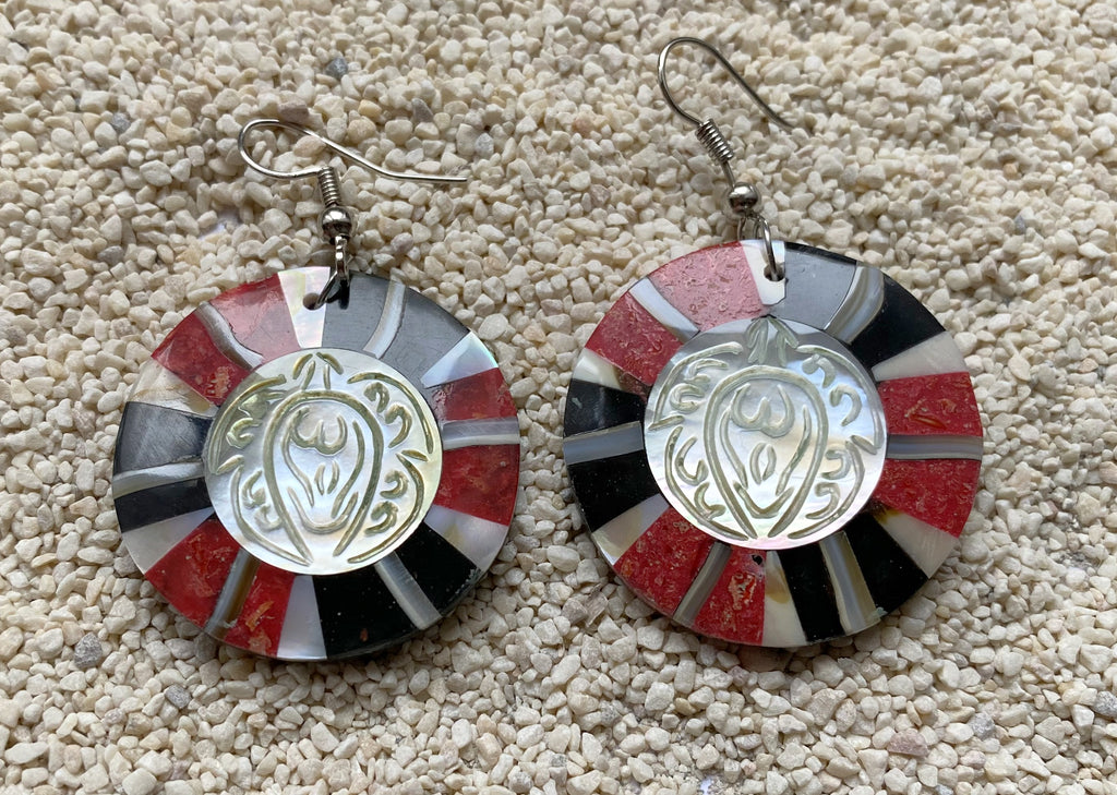 Boucles d'oreilles tortue Maori en nacre de Tahiti et corail