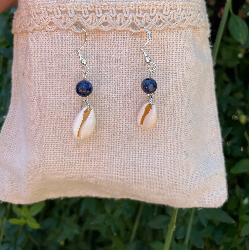 Boucles d'oreilles pendantes en Lapis Lazuli et coquillage Cauri