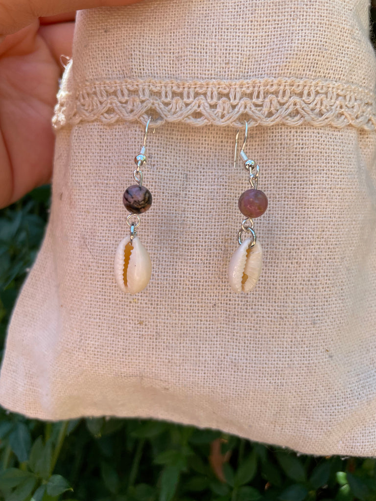 Boucles d'oreilles pendantes en Rhodonite et coquillage Cauri