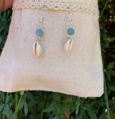 Boucles d'oreilles pendantes en Aigue Marine et coquillage Cauri