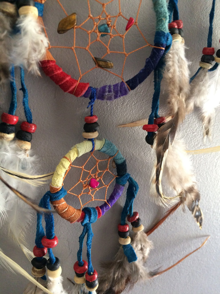 Attrape-rêves dreamcatcher multicolore en plumes cuir et pierres - moyen modèle