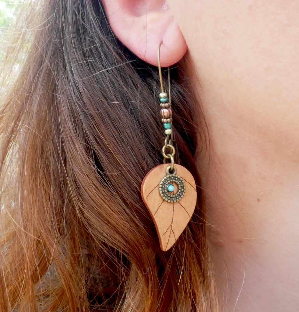 Boucles d'oreilles en bois et perles motif feuille