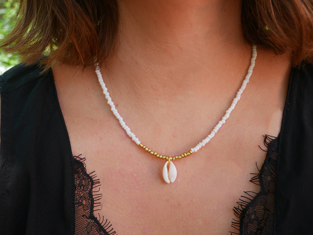 Collier ethnique perles naturelles et nacre teintée – style artisanal vintage - Montres & Bijoux Collier ethnique perles naturelles et nacre teintée – style artisanal vintage - Montres & Bijoux