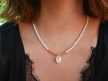Collier en perles blanches, dorées et coquillage cauri naturel