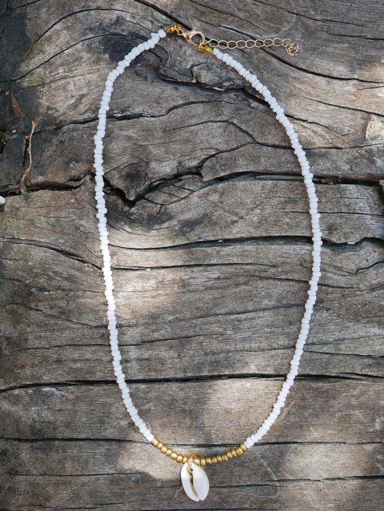 Collier en perles blanches, dorées et coquillage cauri naturel