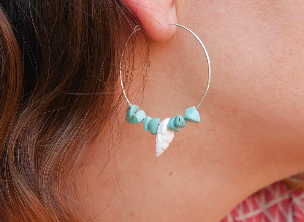 Boucles d'oreilles forme créole en coquillages et Howlite Turquoise