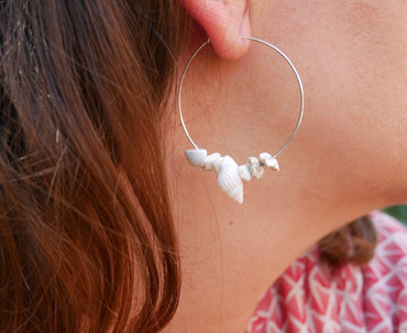 Boucles d'oreilles forme créole en coquillages et Howlite Blanche