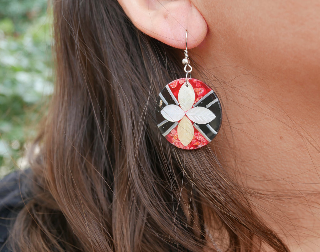 Boucles d'oreilles en nacre et corail rouge motif fleur