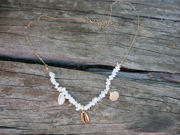 Collier en coquillages cauris et perles en Howlite