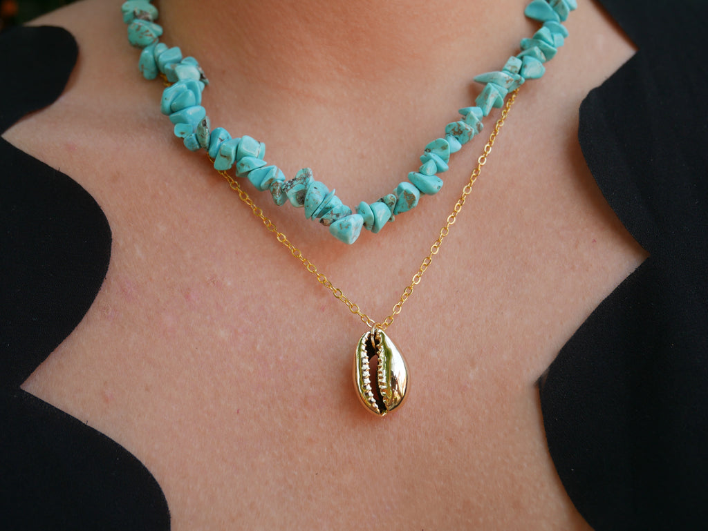 Collier en coquillage Cauri et perles en Howlite Turquoise