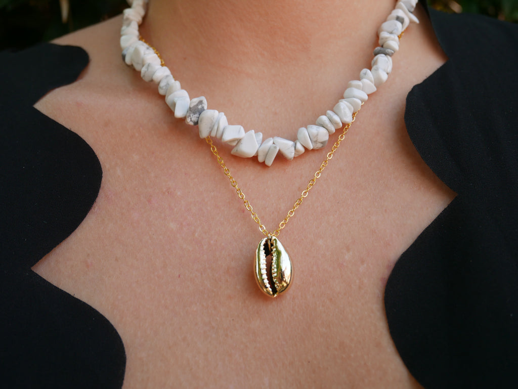 Collier en coquillage Cauri et perles en Howlite blanche