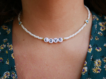 Collier LOVE en perles blanches et oeil porte bonheur