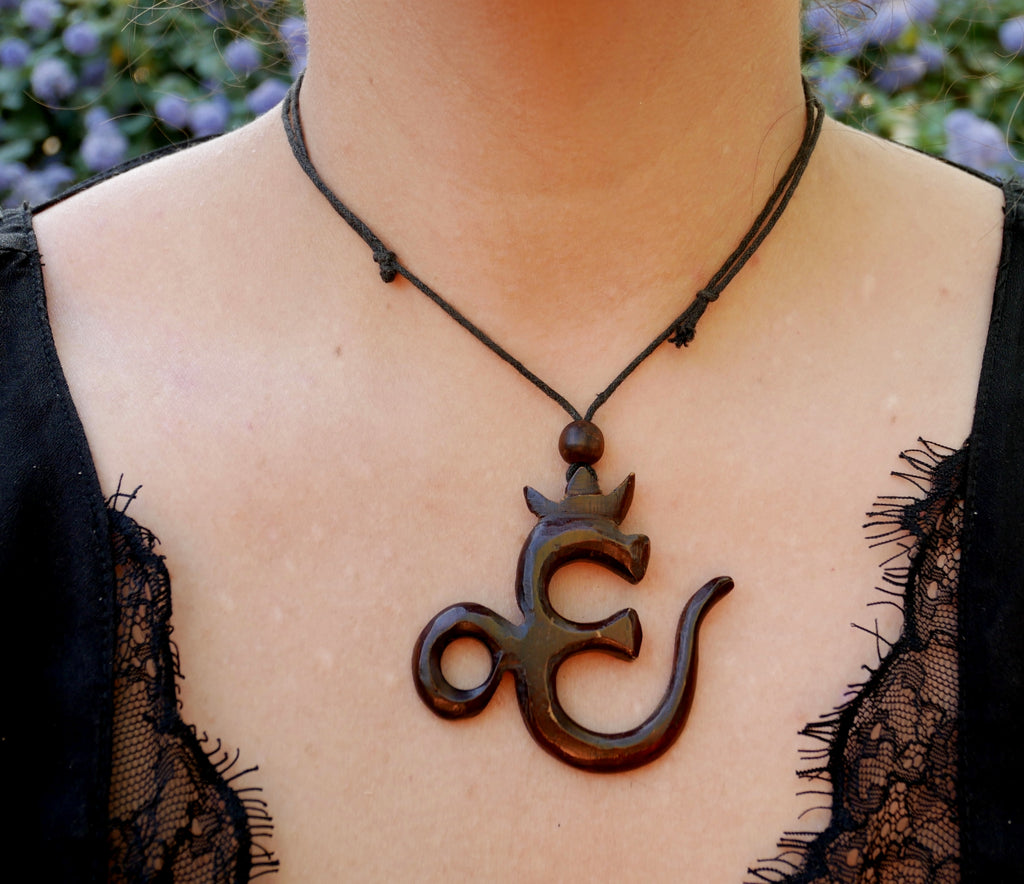 Collier signe Om Aum hindou en bois de suar