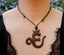 Collier signe Om Aum hindou en bois de suar