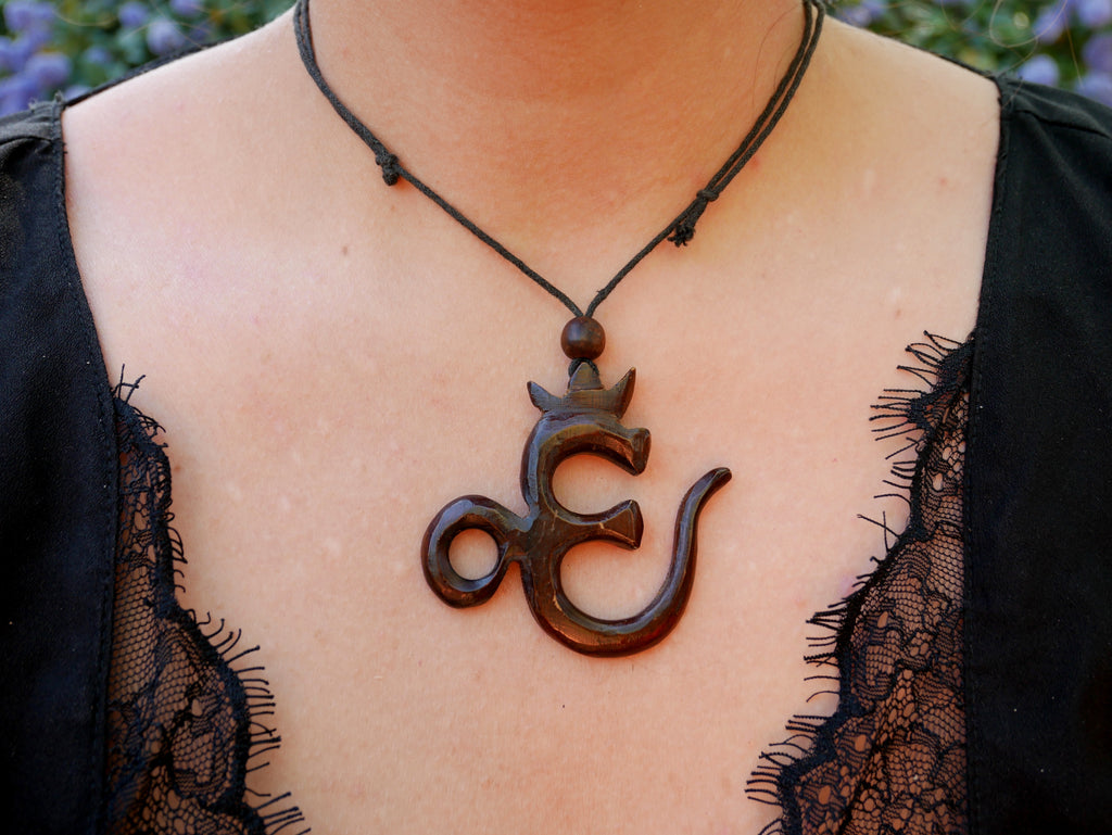 Collier signe Om Aum hindou en bois de suar