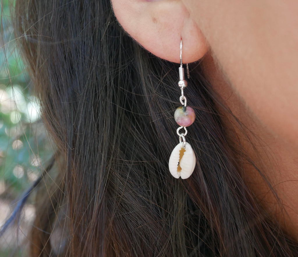 Boucles d'oreilles pendantes en Rhodonite et coquillage Cauri