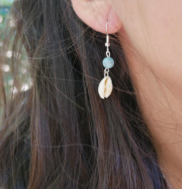 Boucles d'oreilles pendantes en Aigue Marine et coquillage Cauri