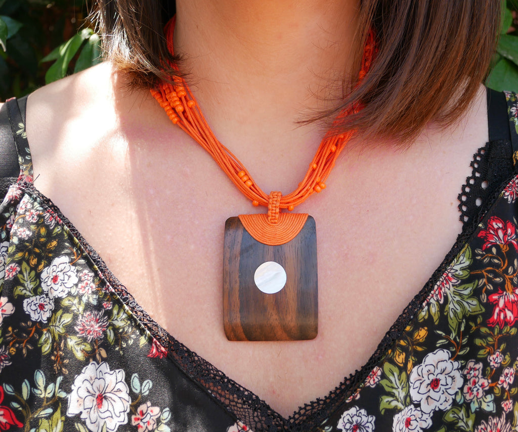 Collier ethnique avec pendentif en bois exotique et rond en nacre