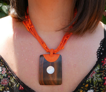 Collier ethnique avec pendentif en bois exotique et rond en nacre