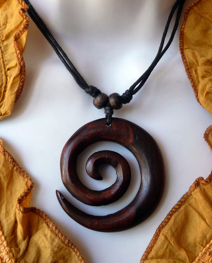 Collier en bois de suar pendentif ethnique tribal spirale artisanat Indonésie