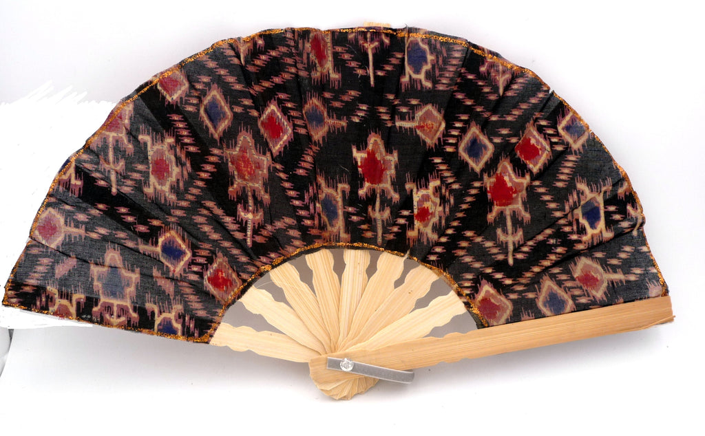 Éventail en bambou et tissu batik artisanat de Java